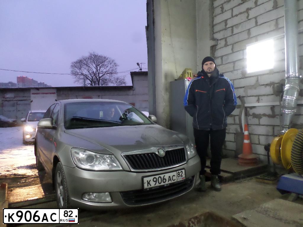 Фото автомобиля SKODA OCTAVIA, 2010 — госномер Р133ХА126. Цвет: СЕРЫЙ