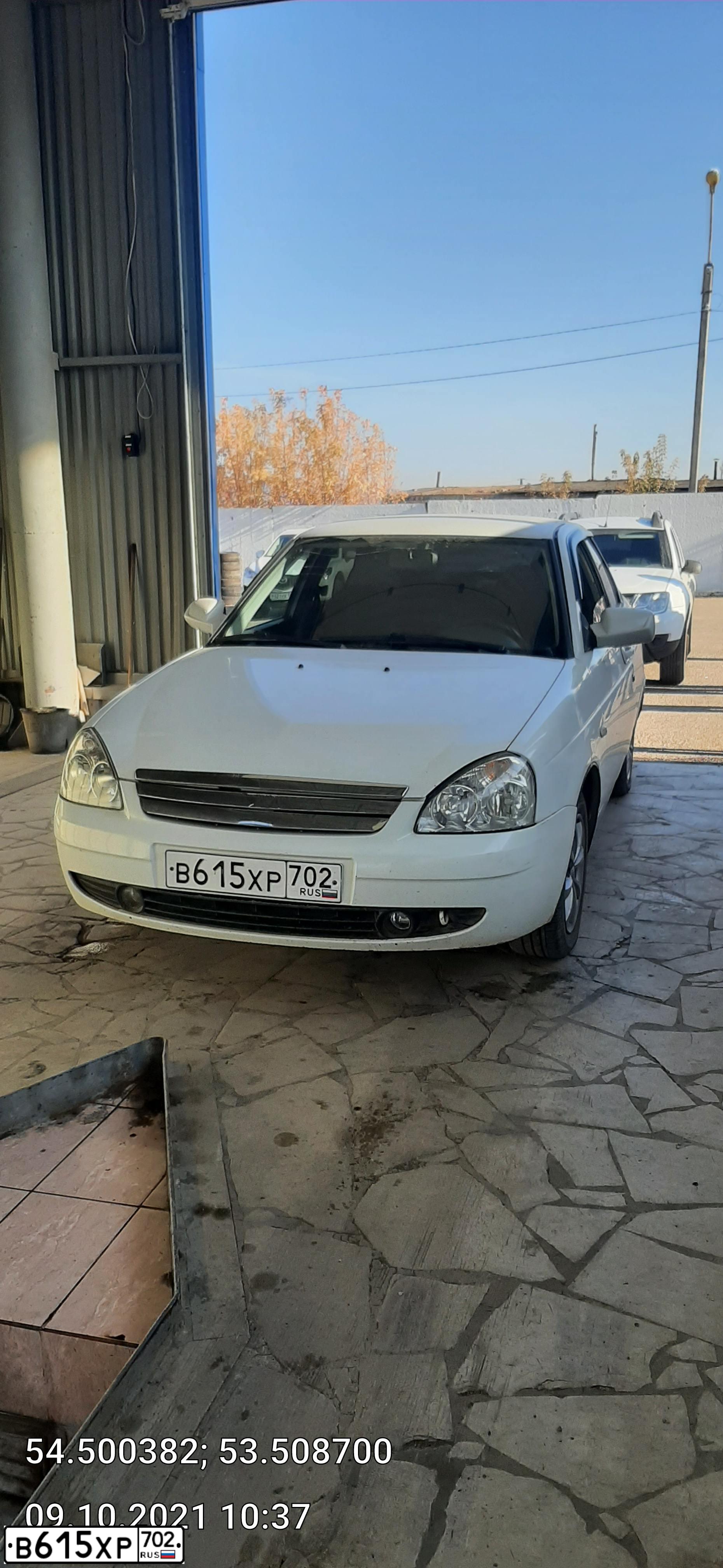 Фото автомобиля LADA 2172 PRIORA, 2010 — госномер В615ХР702. Цвет: Белый