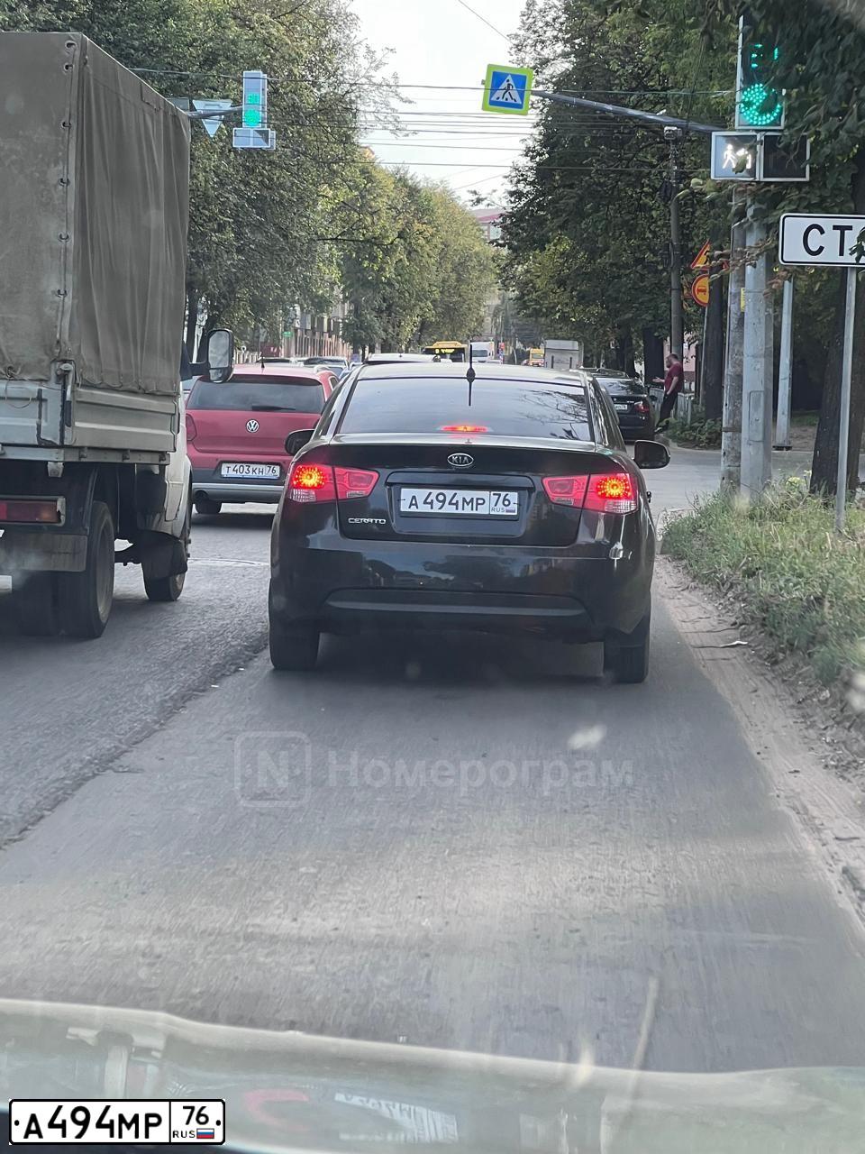 Фото автомобиля KIA CERATO, 2013 — госномер Е987РН76. Цвет: ЧЕРНЫЙ