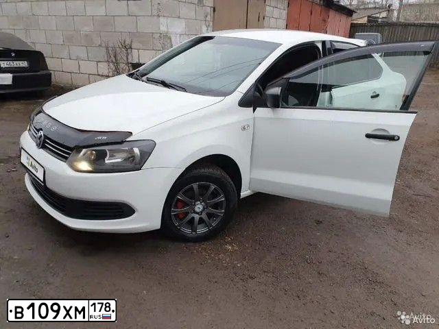 Фото автомобиля VOLKSWAGEN POLO, 2015 — госномер В109ХН178. Цвет: Белый