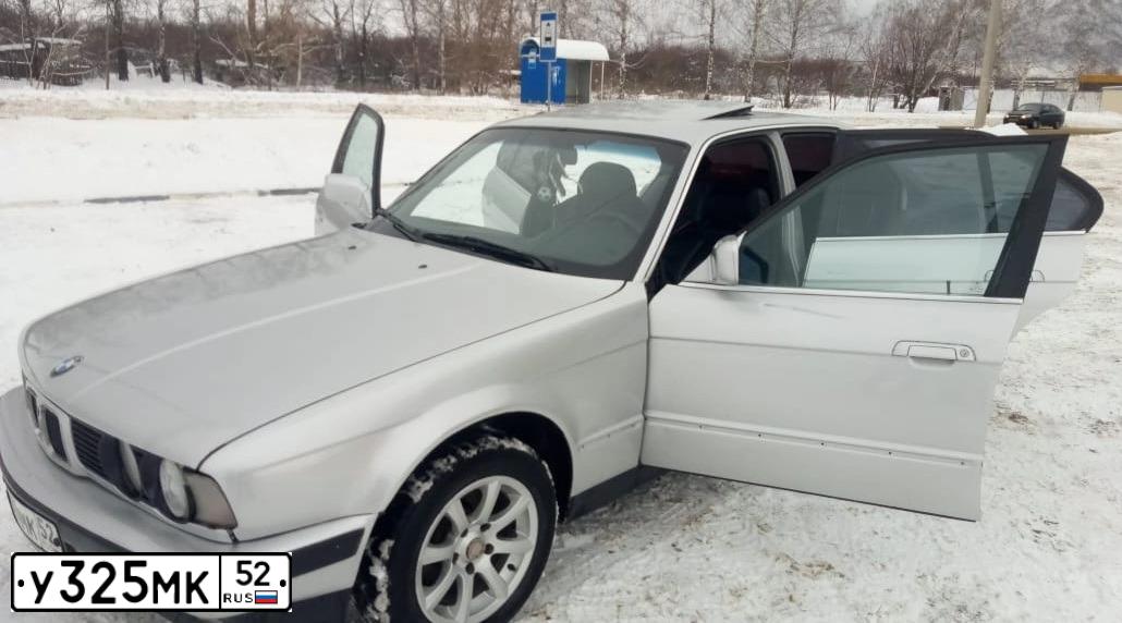 Фото автомобиля BMW SERIE 5, 1988 — госномер У325МК52. Цвет: Серебристый
