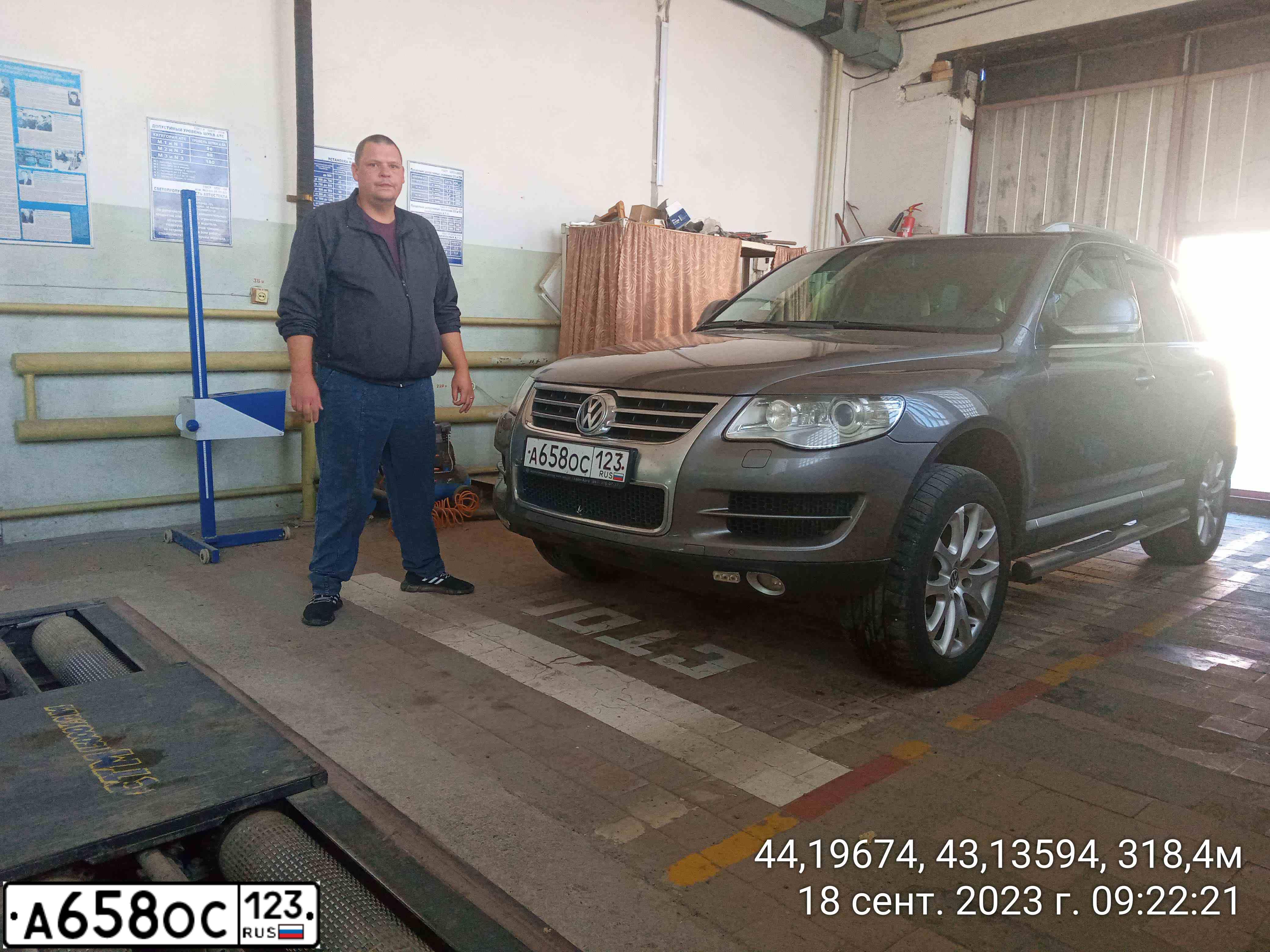 Фото автомобиля VOLKSWAGEN TOUAREG, 2008 — госномер А658ОС123. Цвет: СЕРЫЙ