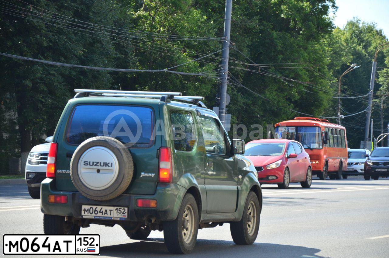 Фото автомобиля SUZUKI JIMNY, 2012 — госномер М064АТ152. Цвет: ЗЕЛЕНЫЙ