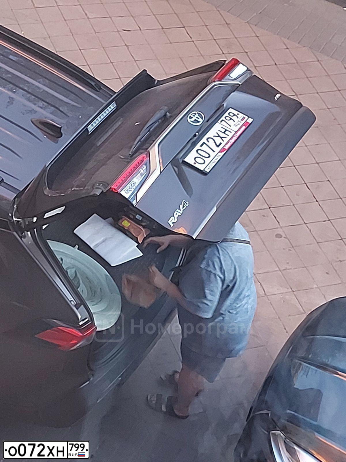 Фото автомобиля TOYOTA RAV4 АХАА54L RNZGВХ, 2021 — госномер О072ХН799. Цвет: Коричневый