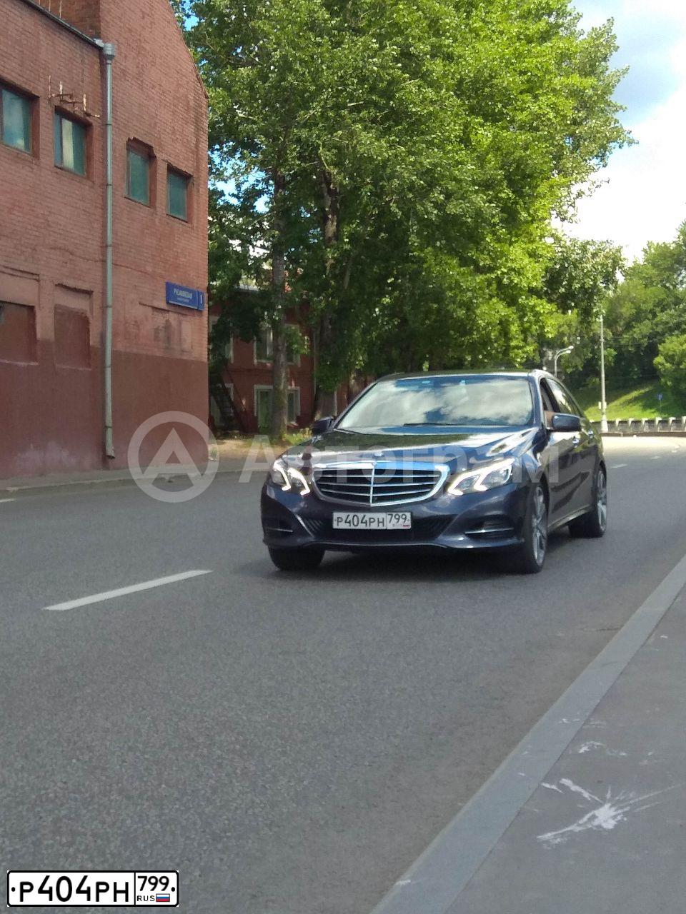Фото автомобиля MERCEDES E-KLASSE, 2013 — госномер Р404РН799. Цвет: синий