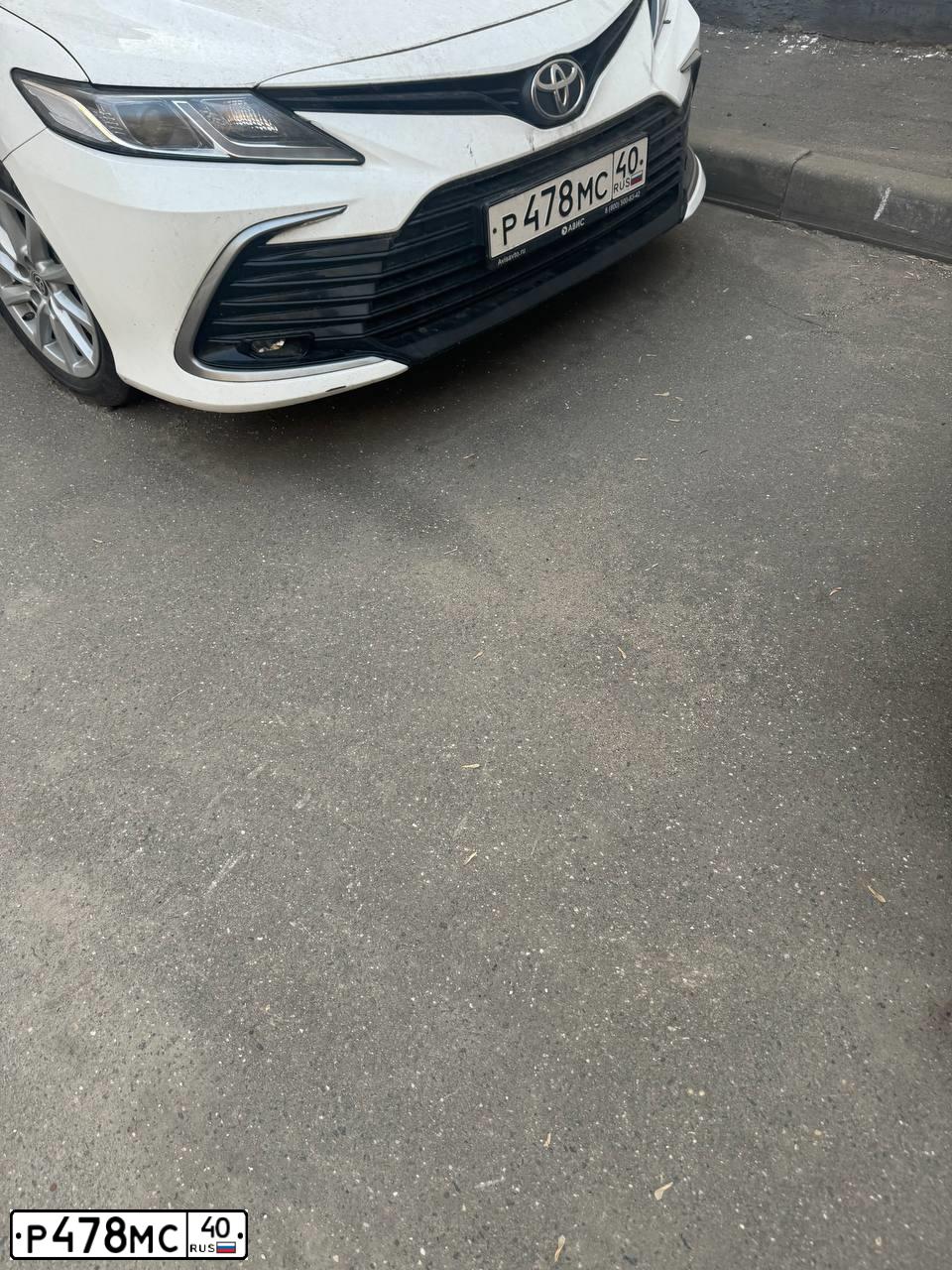 Фото автомобиля TOYOTA CAMRY, 2021 — госномер Р478МС40. Цвет: Белый