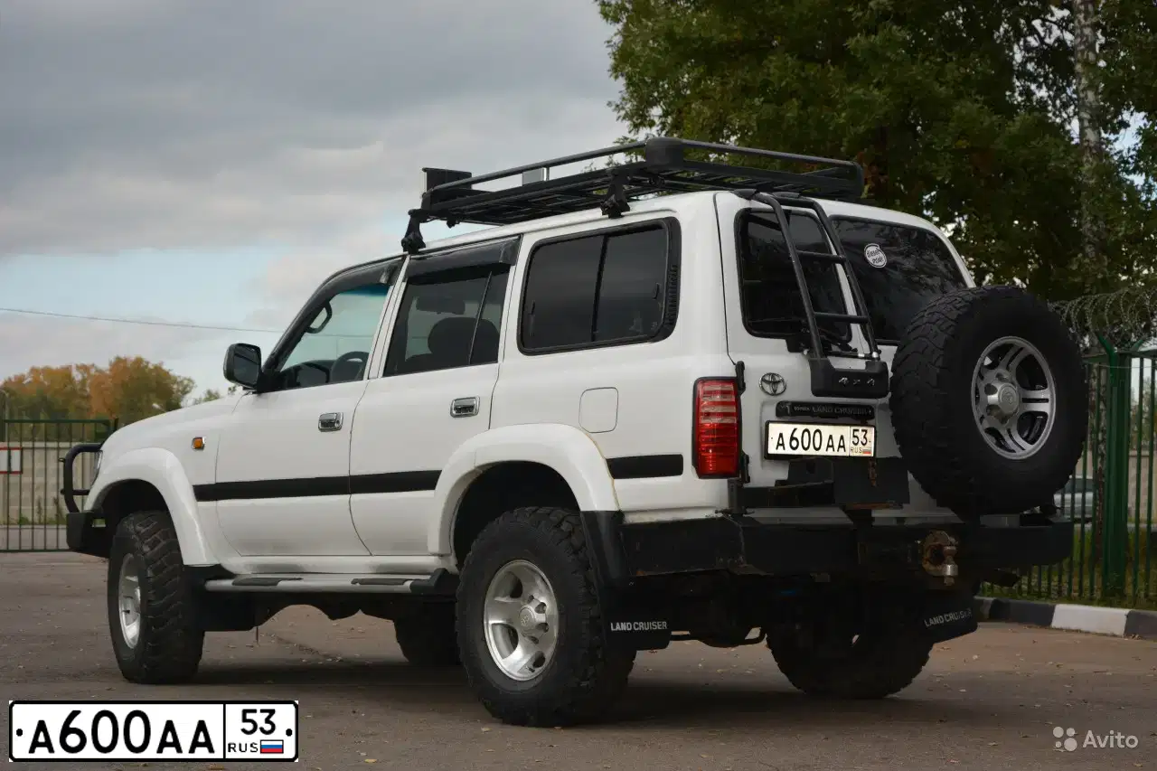 Фото автомобиля TOYOTA LANDCRUISER, 1997 — госномер А600АА53. Цвет: Белый