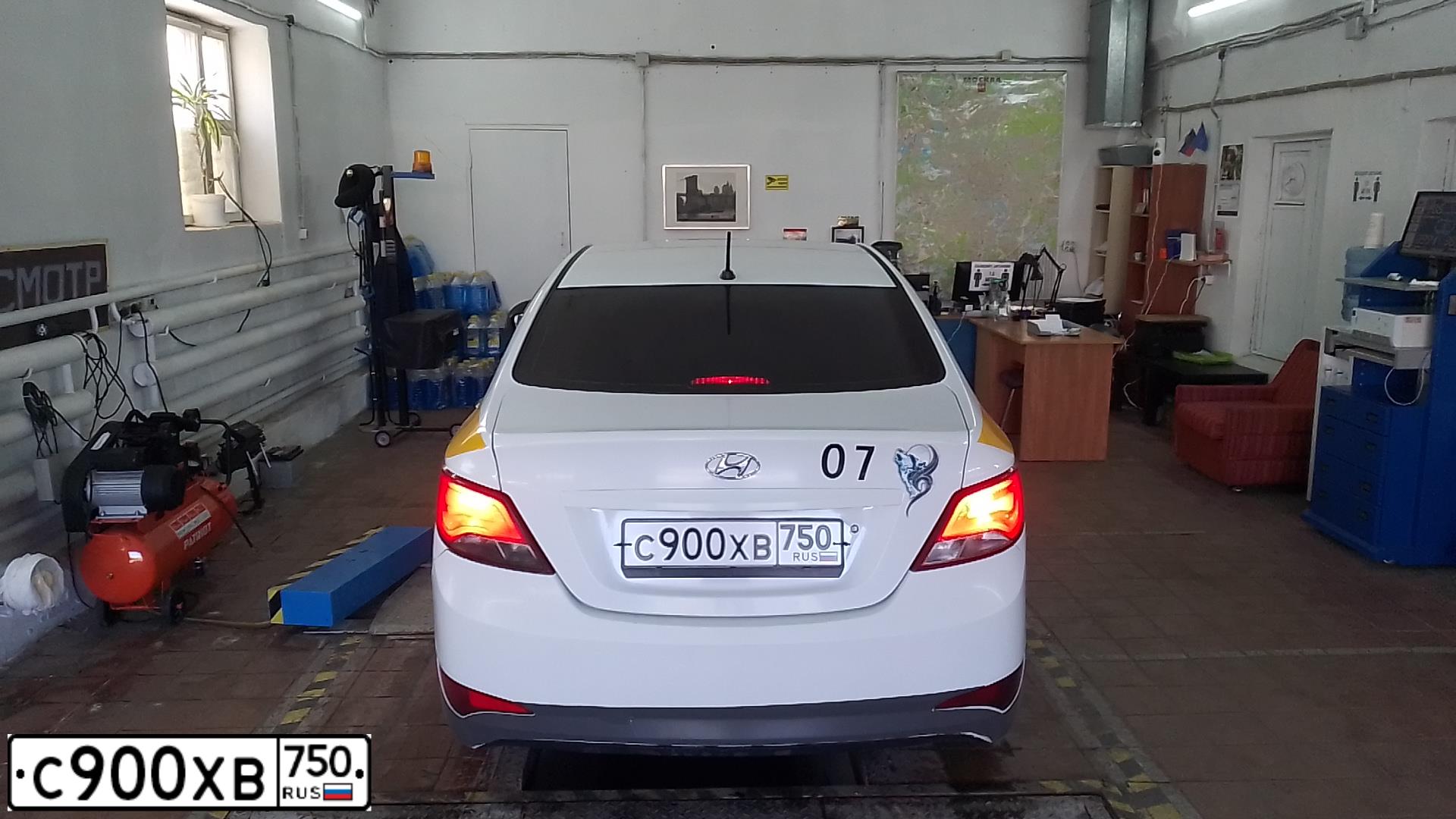 Фото автомобиля HYUNDAI SOLARIS, 2015 — госномер А585СК790. Цвет: БЕЛЫЙ ЖЕЛТЫЙ СЕРЫЙ