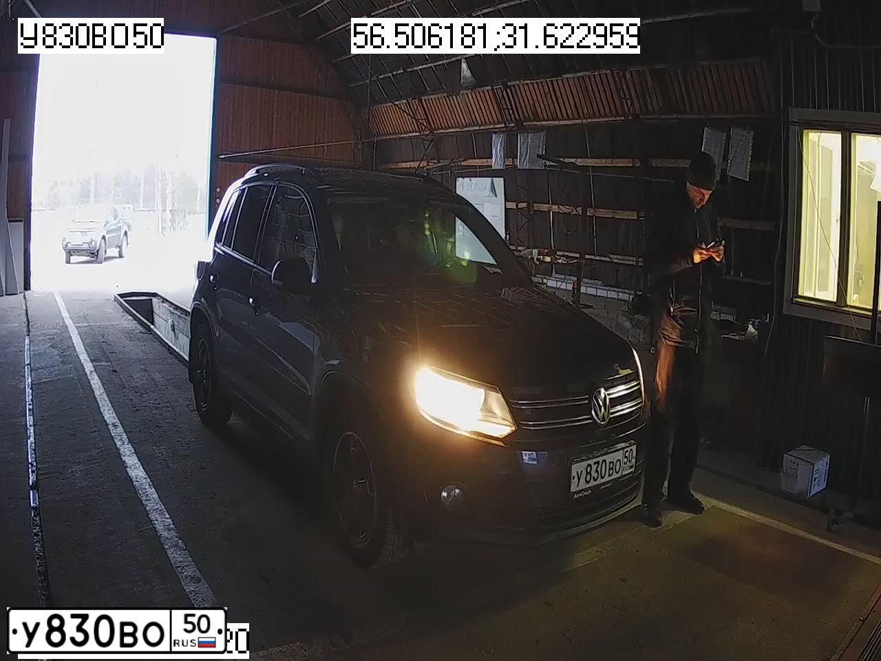 Фото автомобиля VOLKSWAGEN TIGUAN, 2013 — госномер Т333ТН69. Цвет: СИНИЙ ТЕМНЫЙ