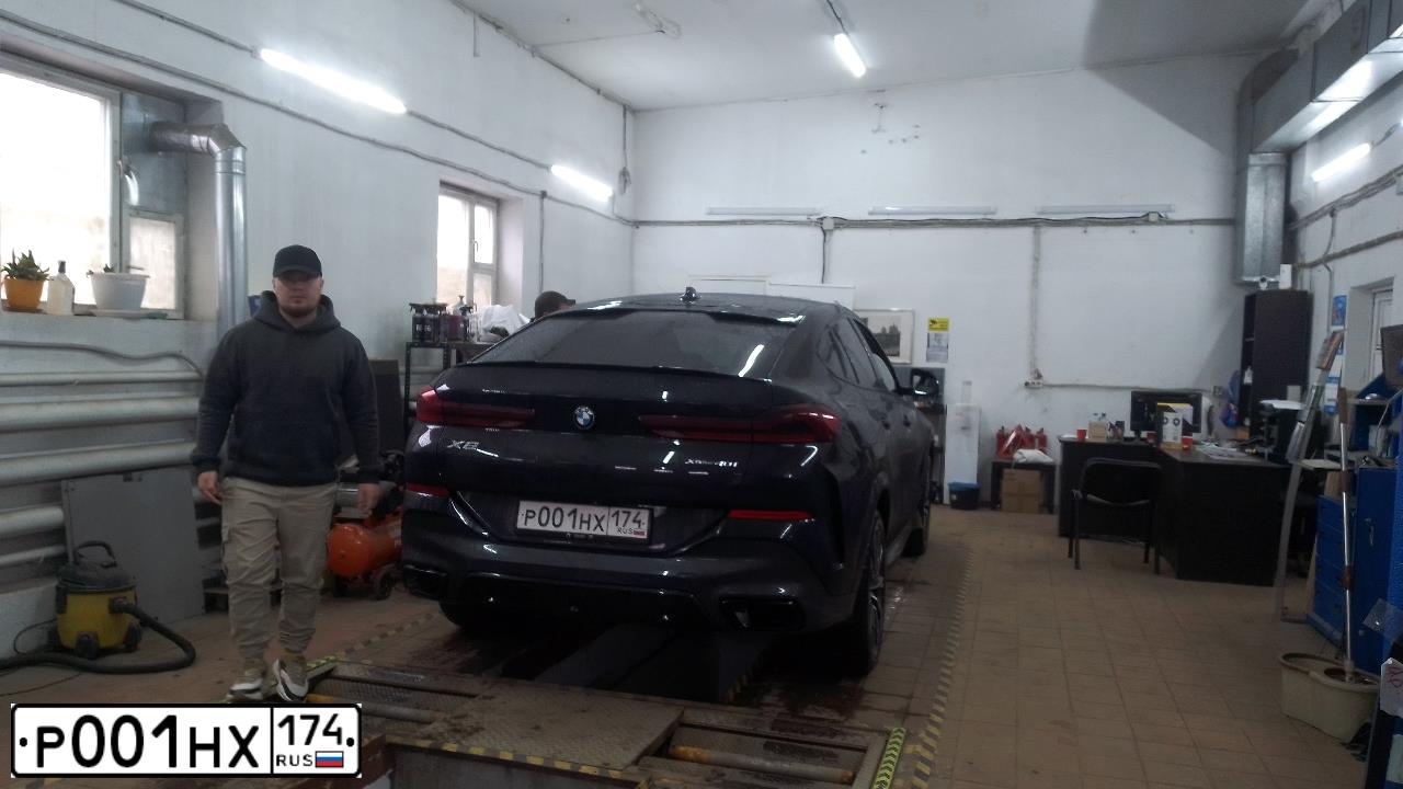 Фото автомобиля BMW X6 XDRIVE40I, 2020 — госномер Х606ВР977. Цвет: ЧЕРНЫЙ