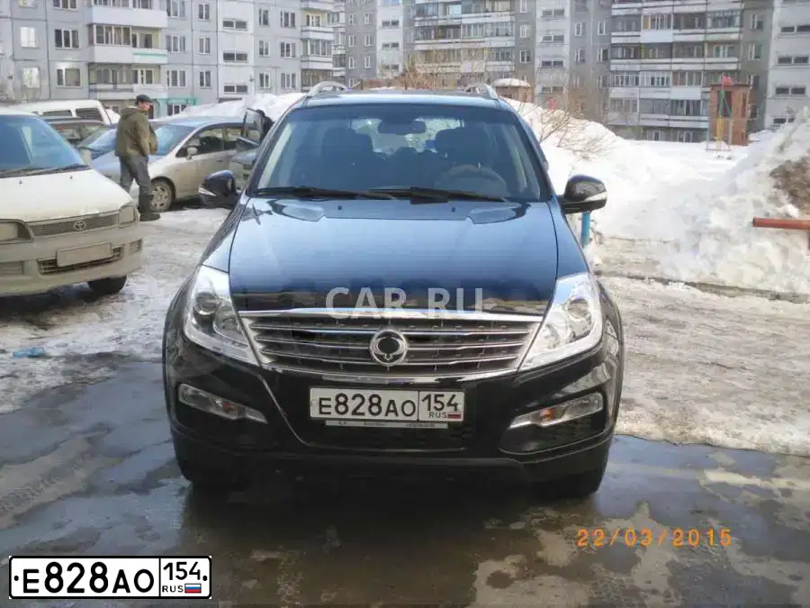 Фото автомобиля SSANGYONG REXTON, 2013 — госномер Е828АО154. Цвет: ЧЕРНЫЙ