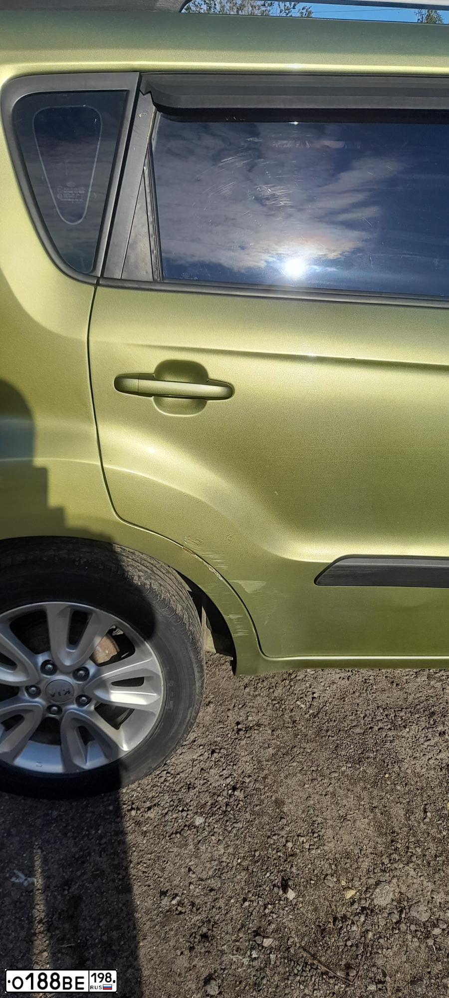 Фото автомобиля KIA SOUL, 2012 — госномер О188ВЕ198. Цвет: ЗЕЛЕНЫЙ
