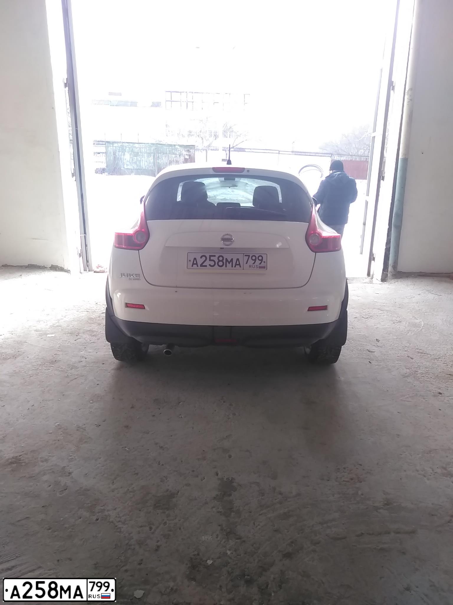 Фото автомобиля NISSAN JUKE, 2012 — госномер А258МА799. Цвет: Белый