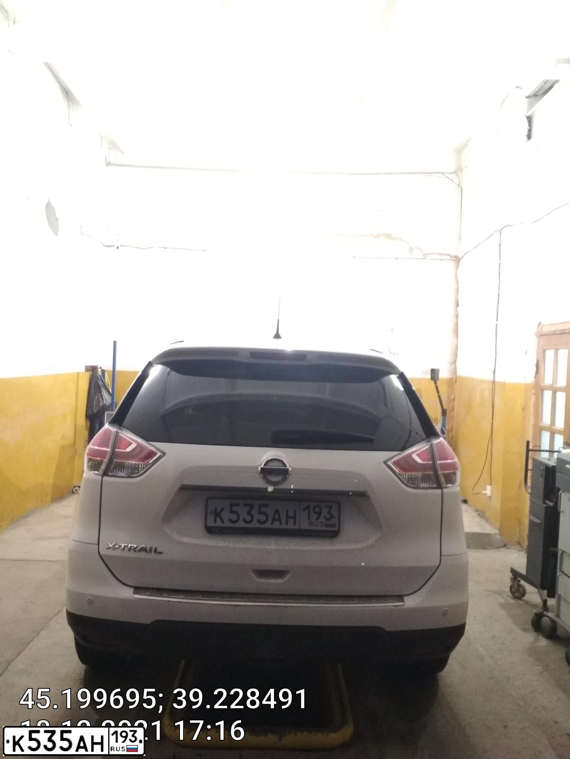 Фото автомобиля NISSAN X-TRAIL, 2016 — госномер О583СС193. Цвет: БЕЛЫЙ