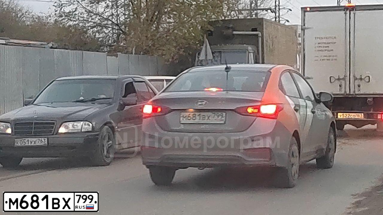Фото автомобиля HYUNDAI SOLARIS, 2018 — госномер М681ВХ799. Цвет: СЕРЫЙ-ОРАНЬЖЕВЫЙ