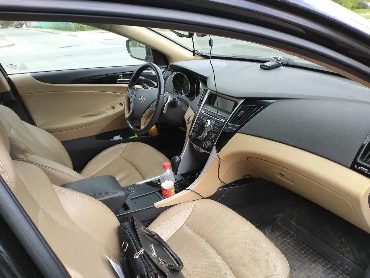 Фото автомобиля HYUNDAI SONATA, 2010 — госномер М371РЕ35. Цвет: ЧЕРНЫЙ