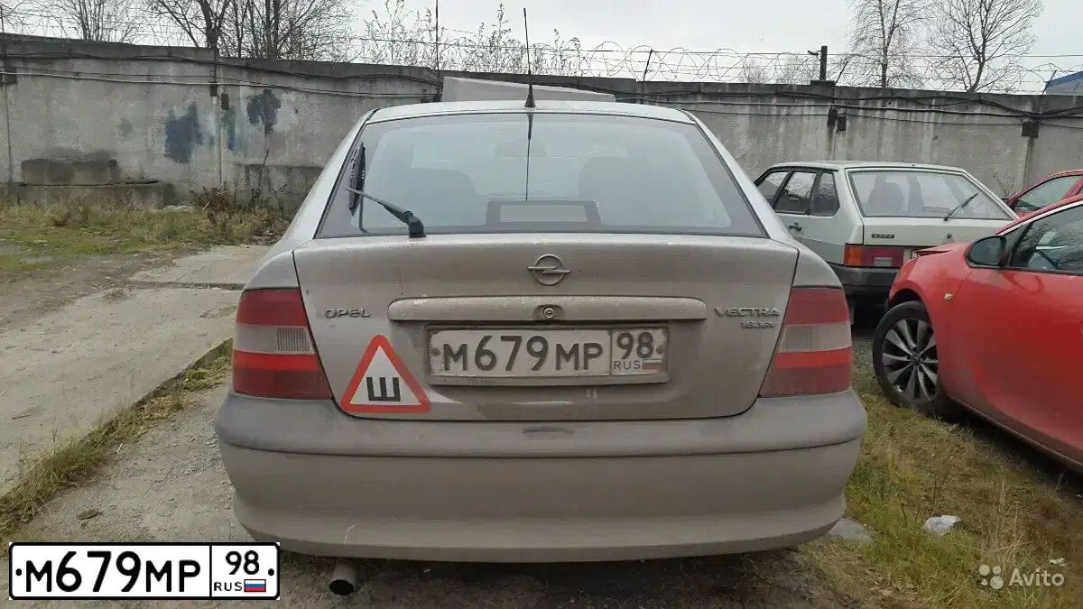 Фото автомобиля OPEL VECTRA, 1997 — госномер М679МР98. Цвет: СЕРЕБРИСТЫЙ