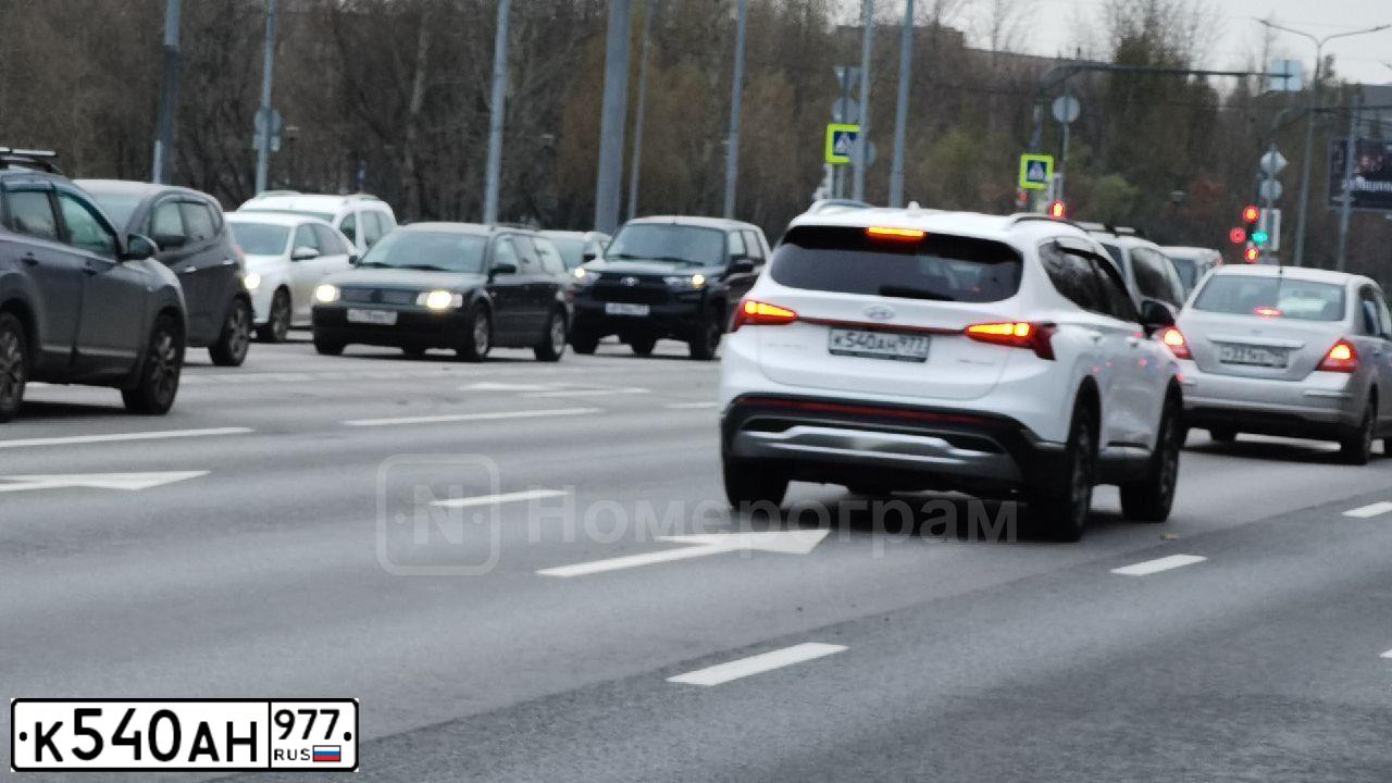 Фото автомобиля HYUNDAI SANTA FE, 2017 — госномер К540АН977. Цвет: БЕЛЫЙ