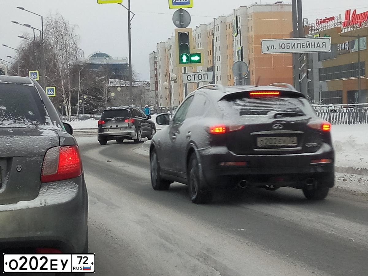 Фото автомобиля INFINITI QX50 /EX/, 2015 — госномер О202ЕУ72. Цвет: ТЕМНО-БОРДОВЫЙ