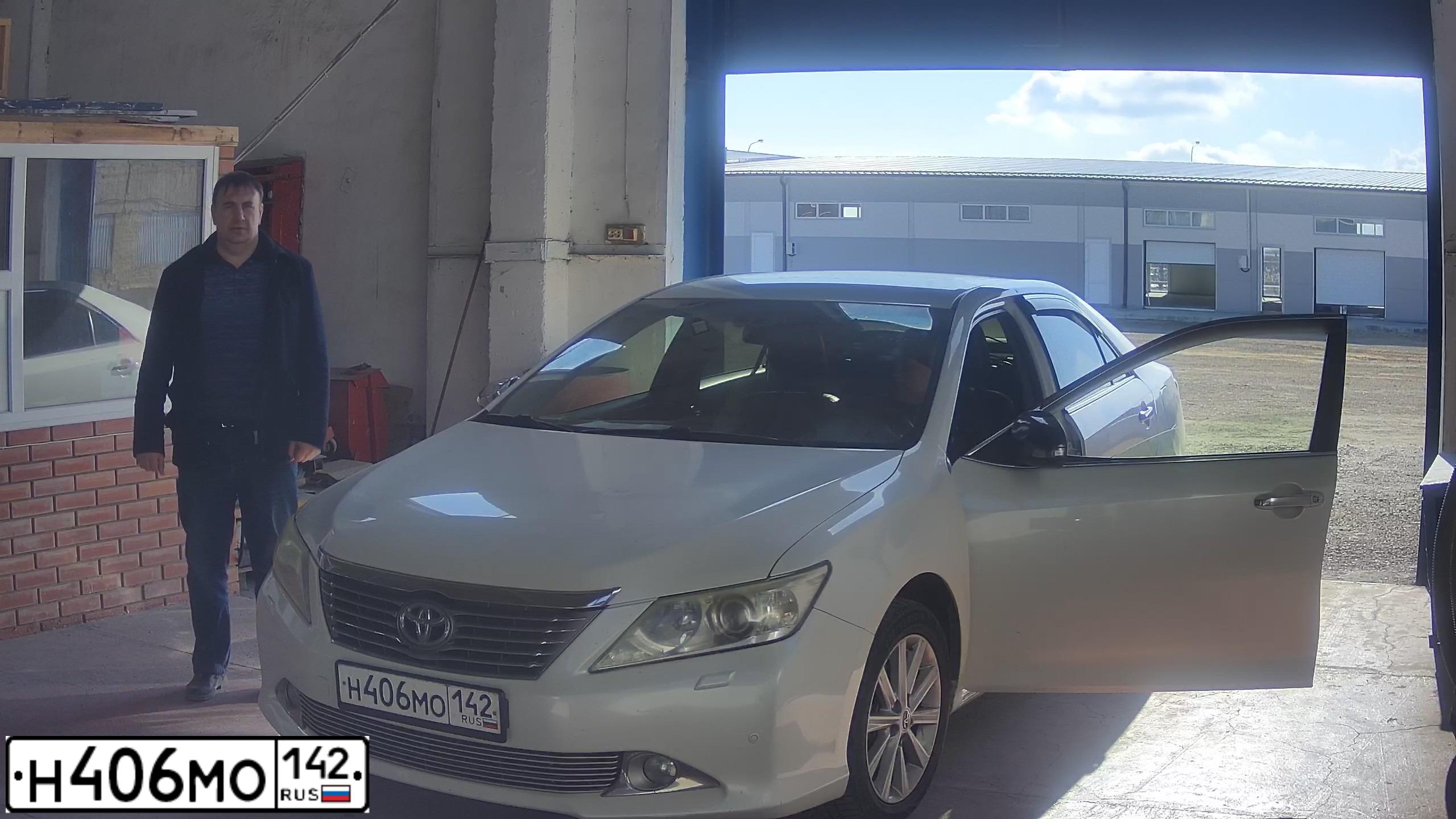 Фото автомобиля TOYOTA CAMRY, 2012 — госномер С003НМ193. Цвет: Белый