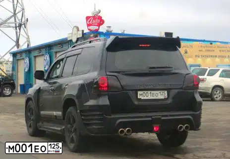 Фото автомобиля TOYOTA LANDCRUISER 200, 2013 — госномер М001ЕО125. Цвет: ЧЕРНЫЙ