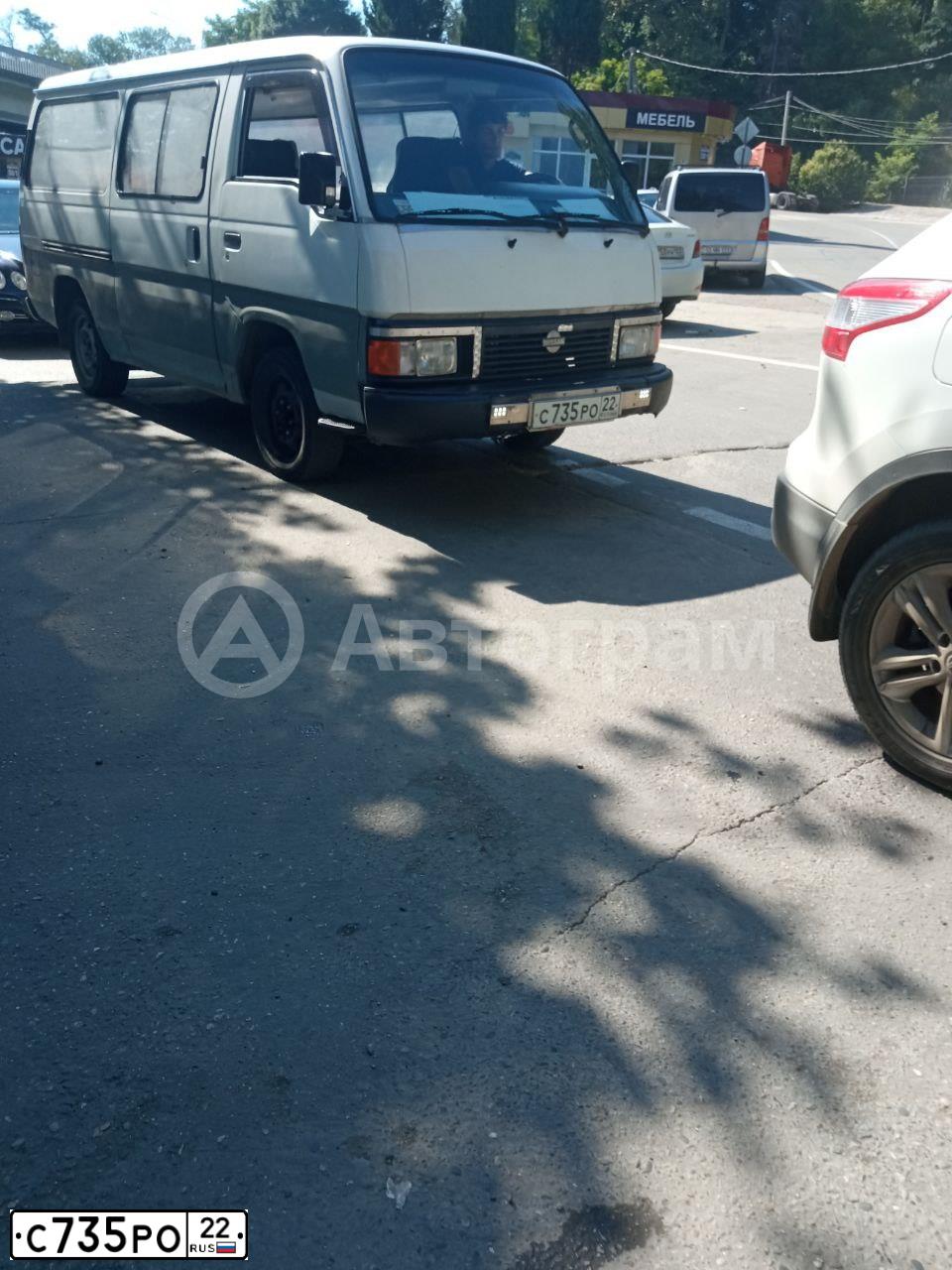 Фото автомобиля NISSAN URVAN, 1996 — госномер С735РО22. Цвет: БЕЛЫЙ