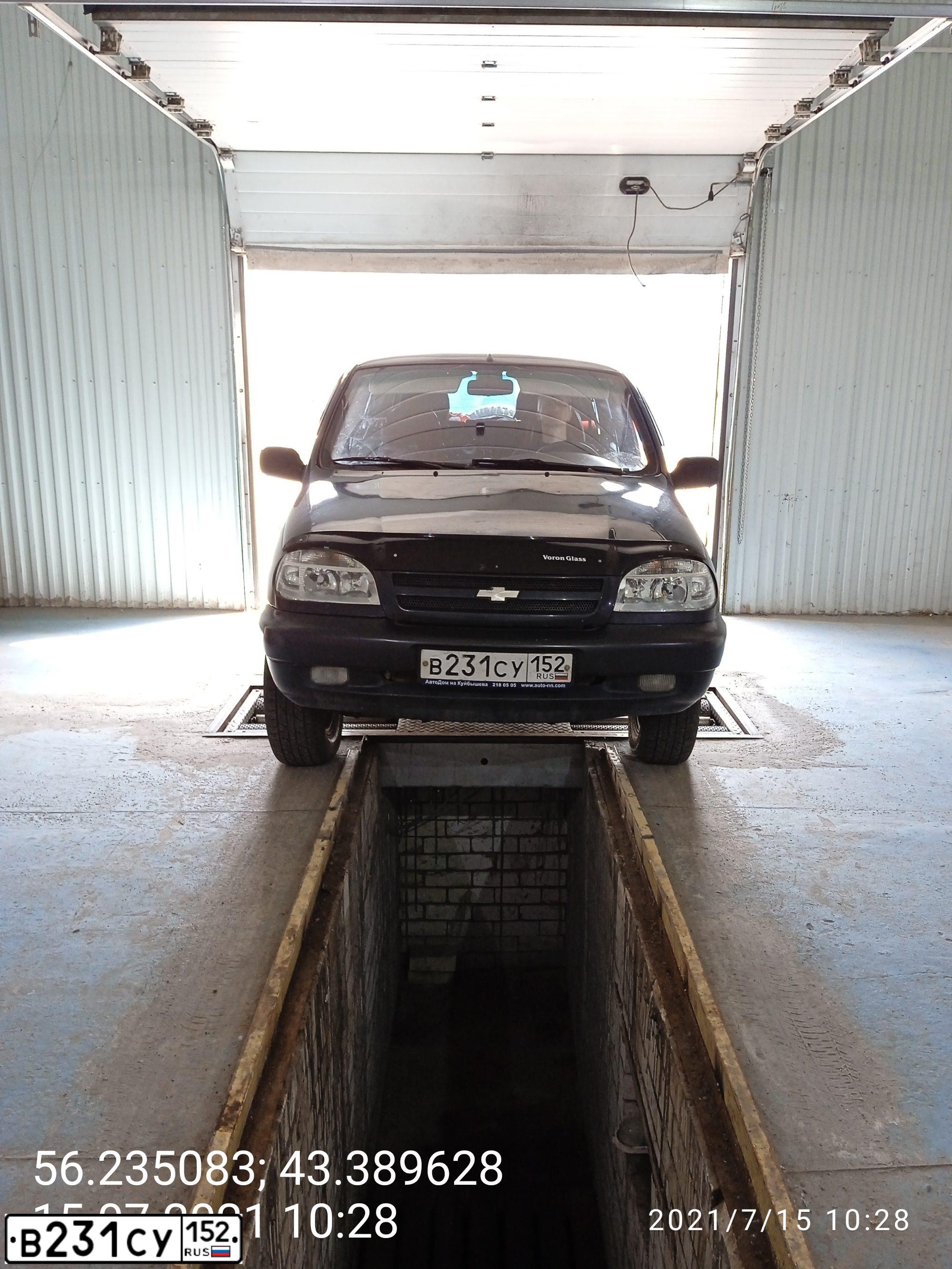 Фото автомобиля CHEVROLET NIVA, 2006 — госномер А131КХ152. Цвет: ЧЕРНО-СИНИЙ