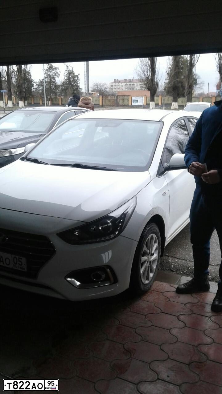 Фото автомобиля HYUNDAI SOLARIS, 2017 — госномер О765ОМ198. Цвет: Белый