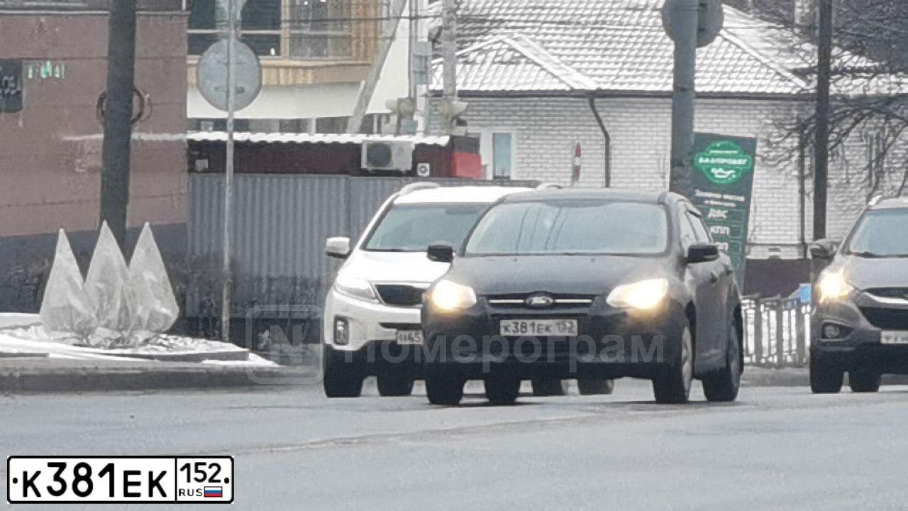 Фото автомобиля FORD FOCUS, 2012 — госномер К381ЕК152. Цвет: ТЕМНО-СЕРЫЙ