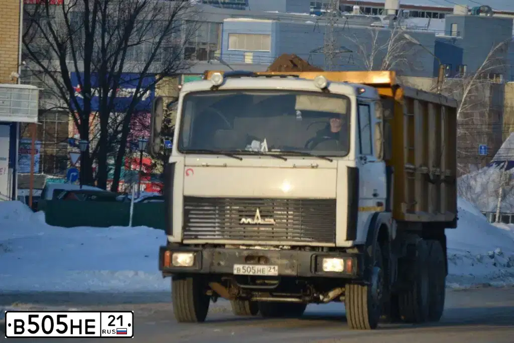 Фото автомобиля MAZ 5516 /6X4/, 2011 — госномер В505НЕ21. Цвет: Белый