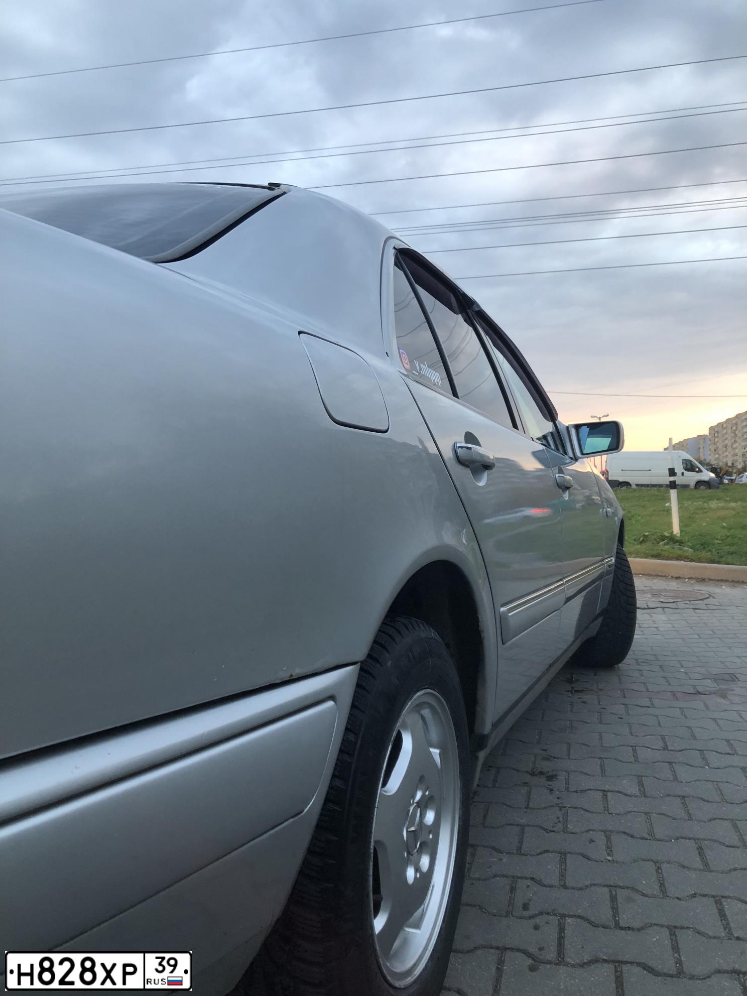 Фото автомобиля MERCEDES E-KLASSE, 1996 — госномер Н828ХР39. Цвет: СЕРЕБРИСТЫЙ
