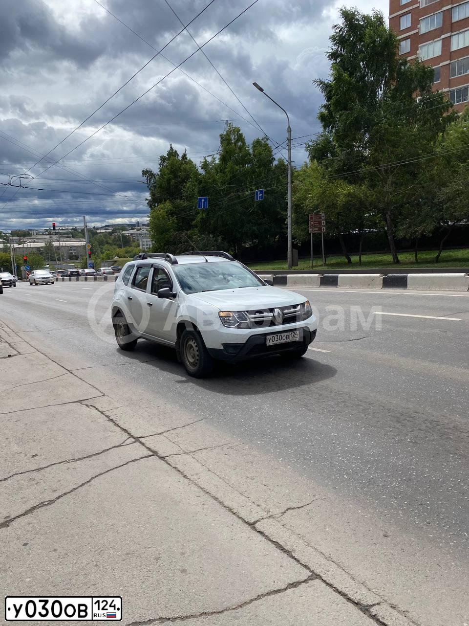 Фото автомобиля RENAULT DUSTER, 2018 — госномер У030ОВ124. Цвет: БЕЛЫЙ