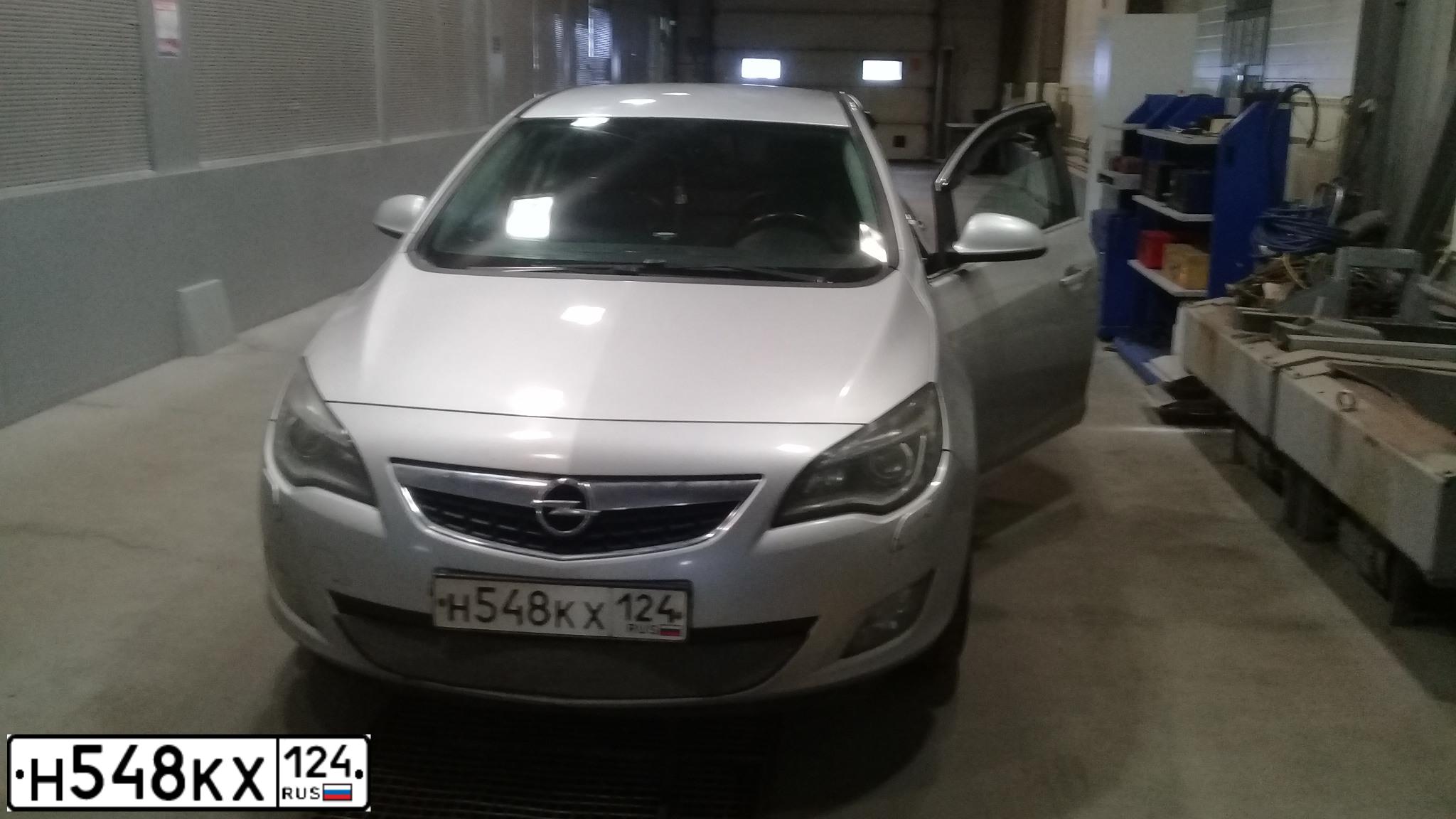 Фото автомобиля OPEL ASTRA, 2010 — госномер Н548КХ124. Цвет: серебристый