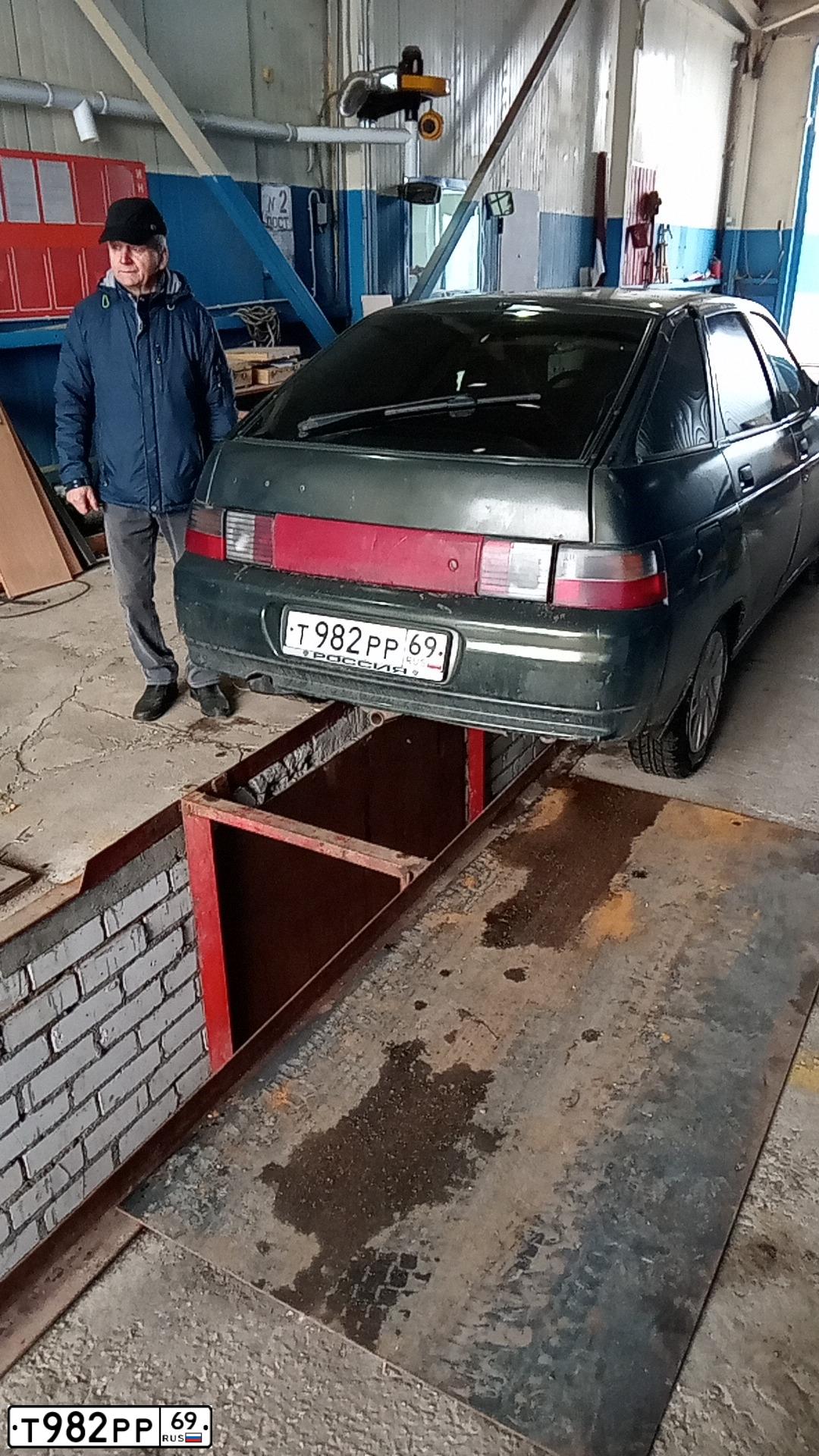 Фото автомобиля LADA 2112 LADA, 2007 — госномер В566ОР69. Цвет: Темно-зеленый