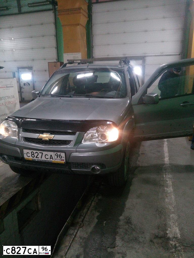 Фото автомобиля CHEVROLET NIVA, 2011 — госномер С827СА96. Цвет: ТЕМНО-СЕРЫЙ