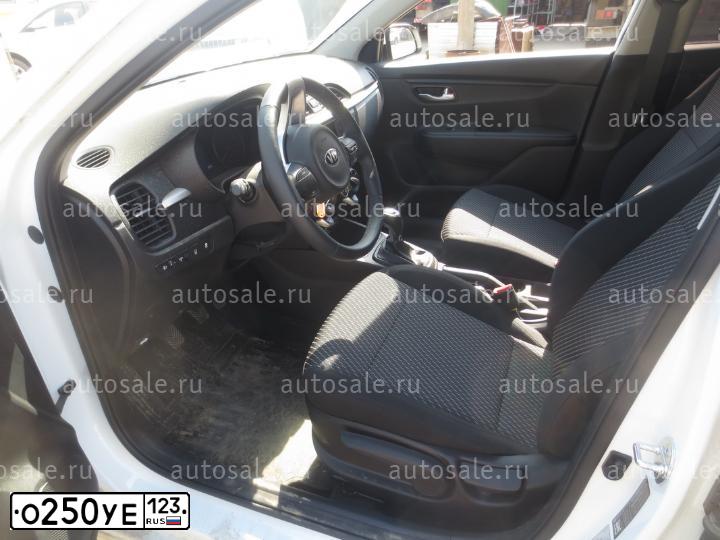 Фото автомобиля KIA RIO, 2018 — госномер М575НХ196. Цвет: Белый