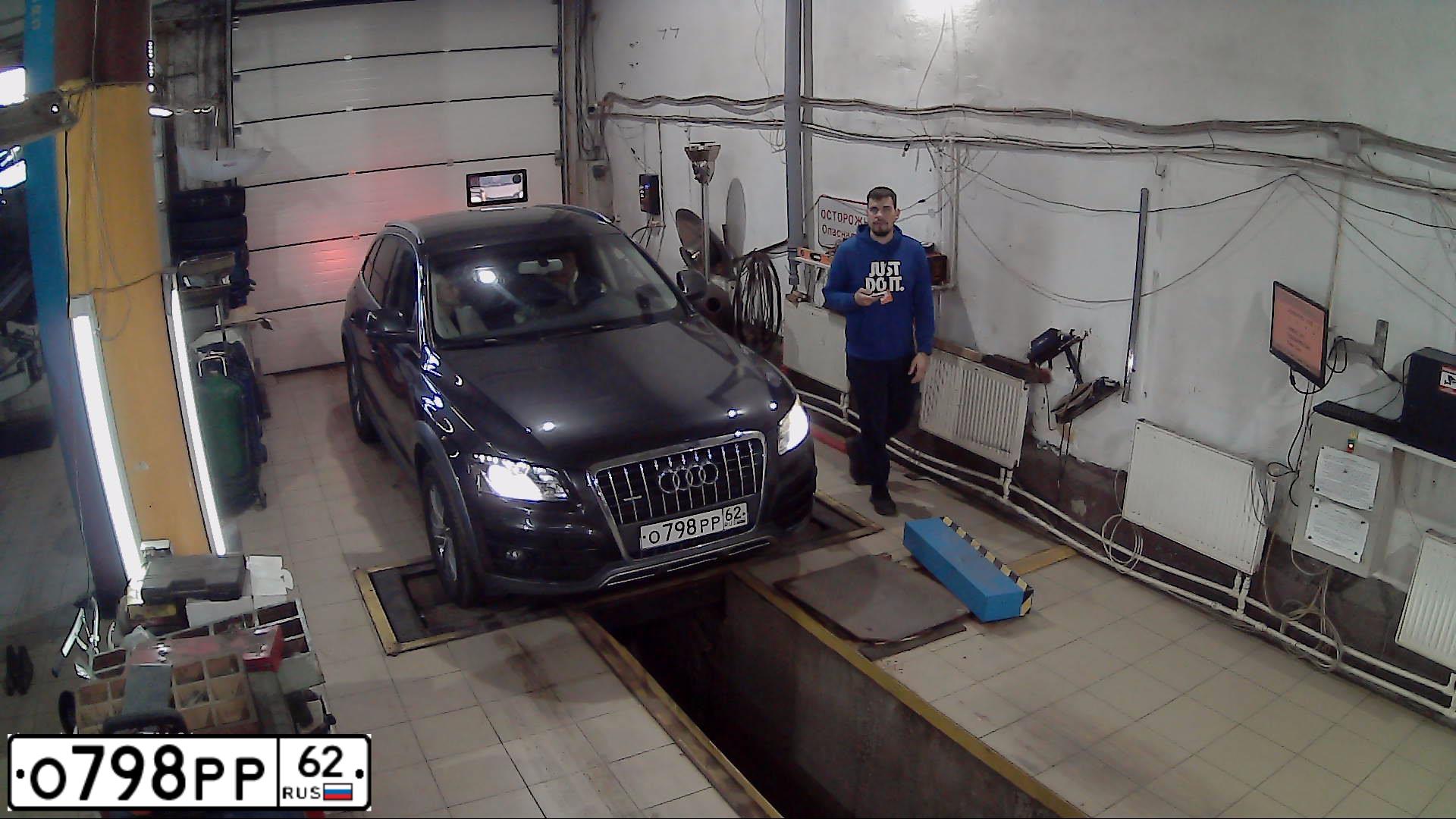 Фото автомобиля AUDI Q5, 2009 — госномер У246КО977. Цвет: ЧЕРНО-СЕРЫЙ