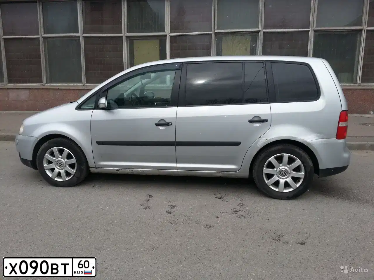 Фото автомобиля VOLKSWAGEN TOURAN, 2003 — госномер Х090ВТ60. Цвет: БЕЛЫЙ(СЕРЕБРИСТЫЙ