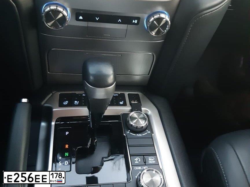 Фото автомобиля MITSUBISHI PAJERO, 2011 — госномер Е256ЕЕ178. Цвет: ЧЕРНЫЙ
