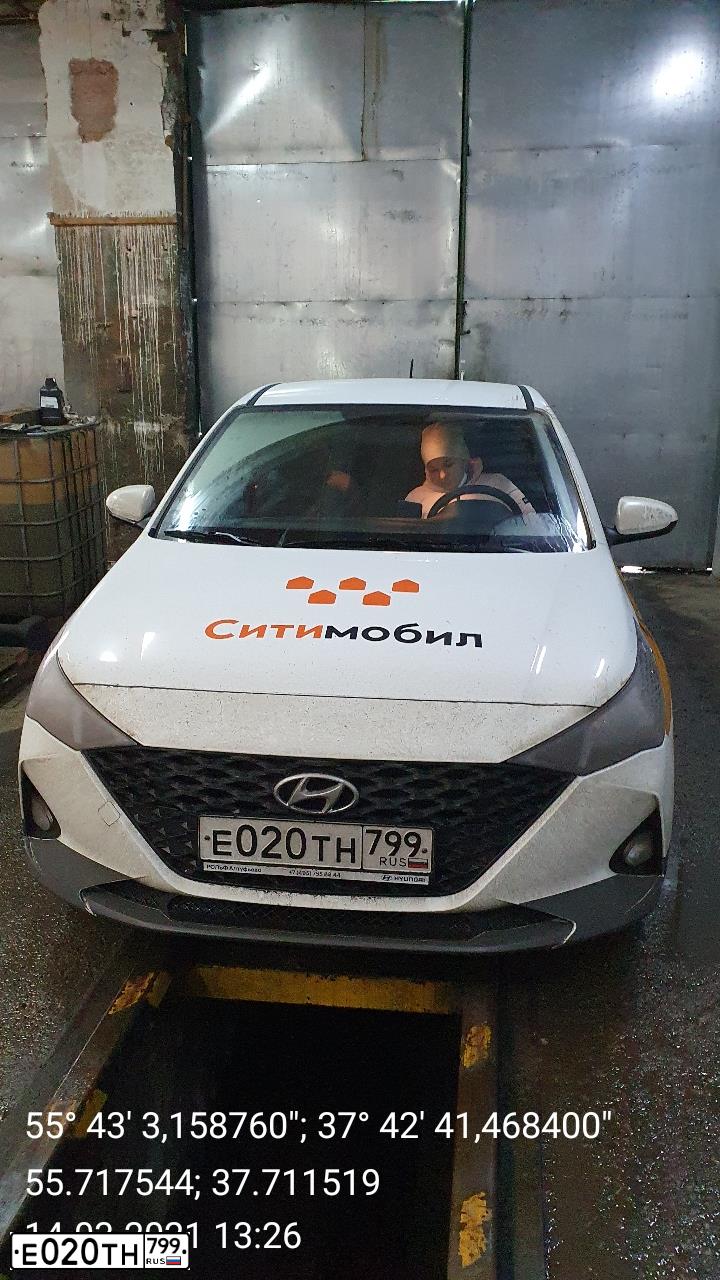 Фото автомобиля HYUNDAI SOLARIS, 2020 — госномер Е020ТН799. Цвет: Белый