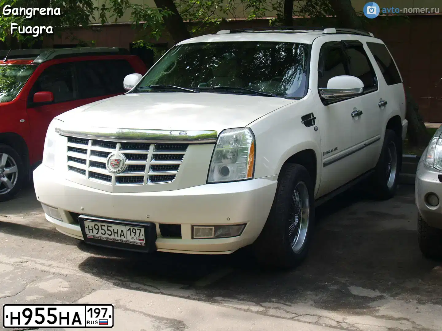 Фото автомобиля CADILLAC ESCALADE, 2008 — госномер У168ЕВ199. Цвет: БЕЛЫЙ