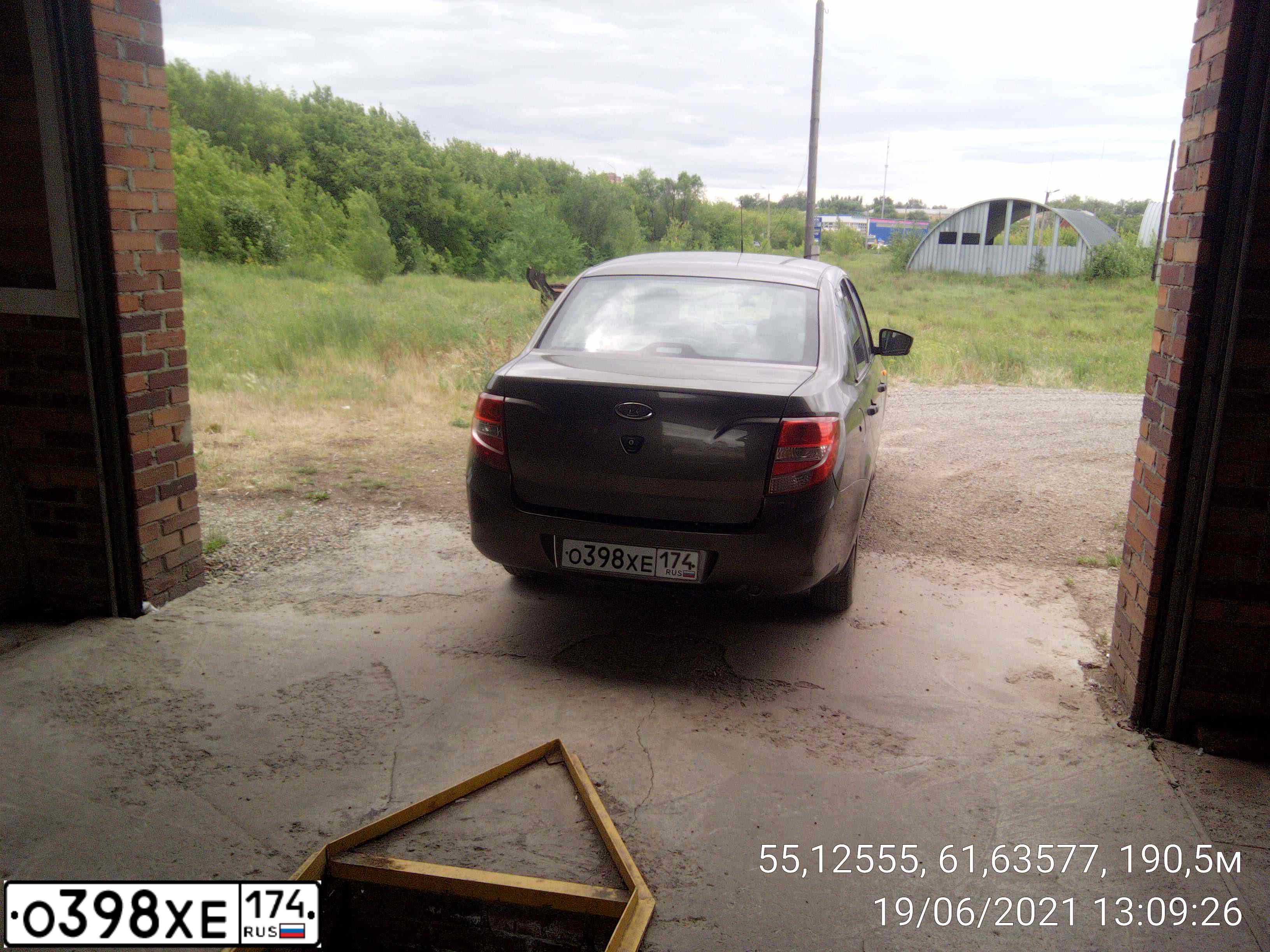 Фото автомобиля LADA 2190 GRANTA, 2017 — госномер О398ХЕ174. Цвет: ЗОЛОТИСТО-КОРИЧНЕВЫЙ