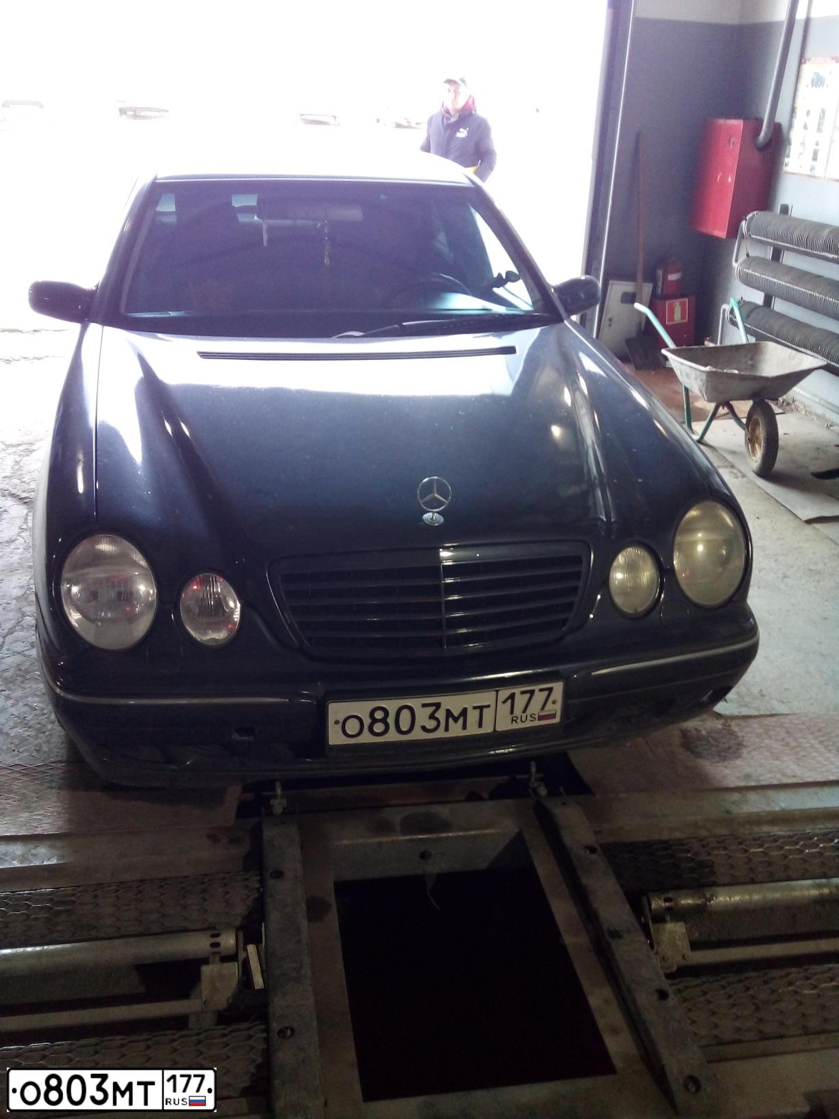 Фото автомобиля MERCEDES E-KLASSE, 1999 — госномер У502КТ90. Цвет: СИНИЙ ТЕМНЫЙ