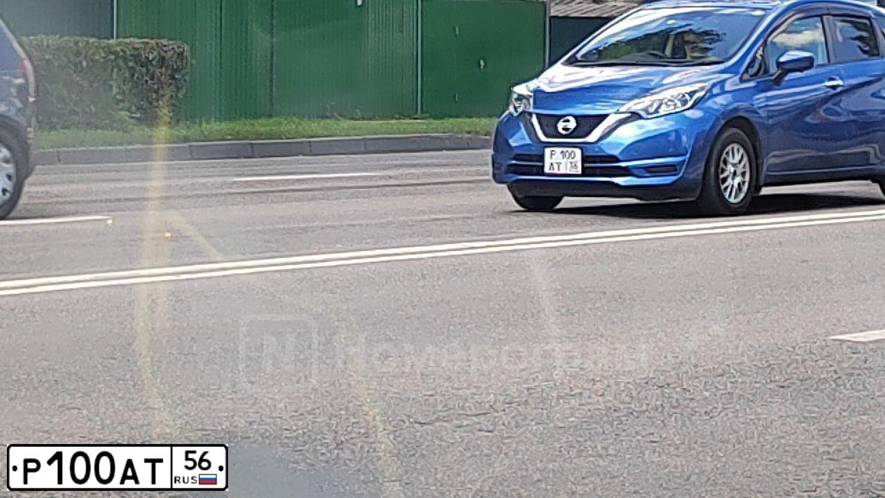 Фото автомобиля NISSAN TIIDA, 2015 — госномер Р100АТ56. Цвет: ЧЕРНЫЙ