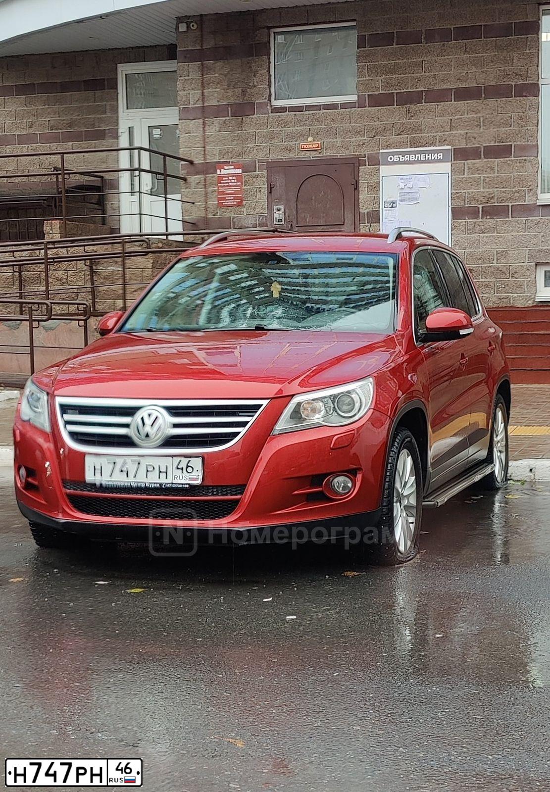 Фото автомобиля VOLKSWAGEN TIGUAN, 2011 — госномер Н747РН46. Цвет: ВИШНЕВО-КРАСНЫЙ