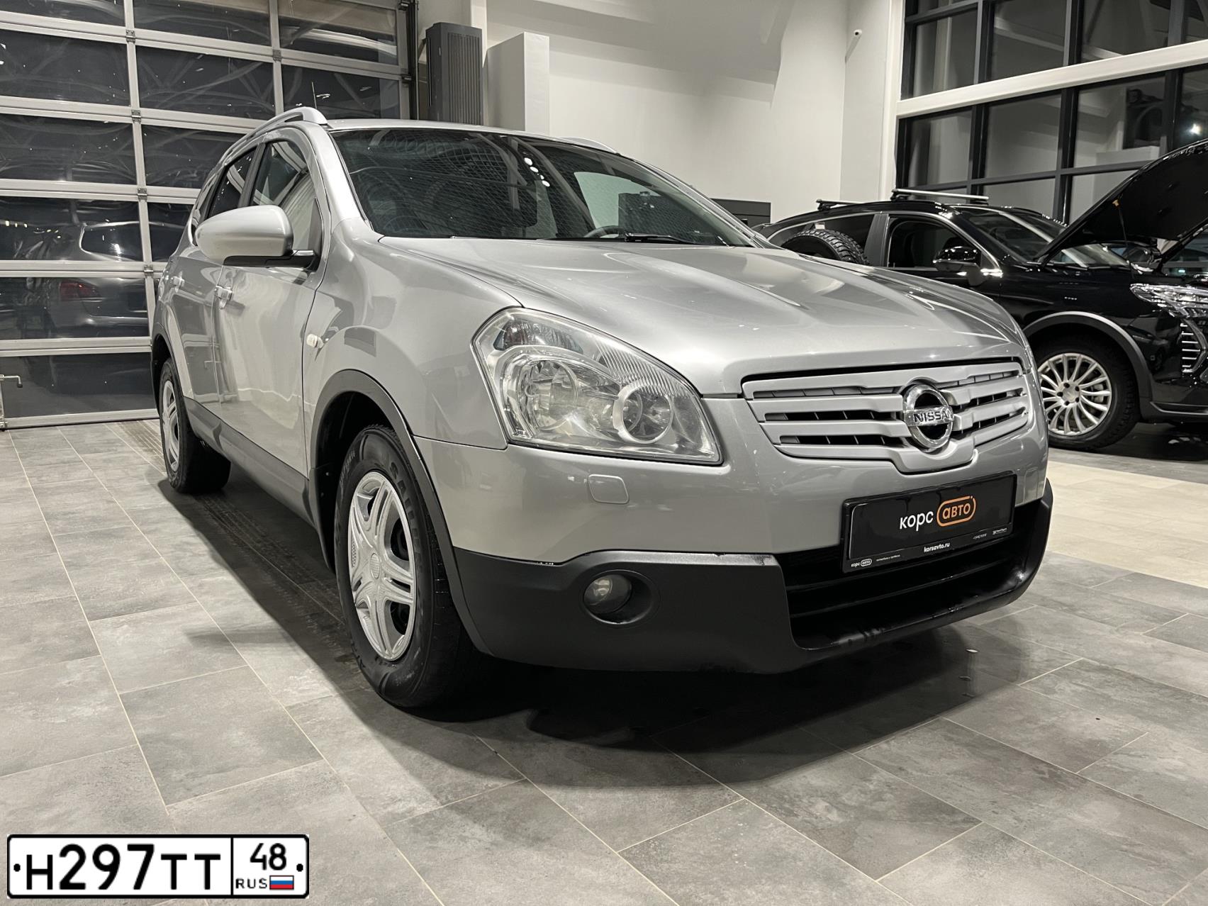 Фото автомобиля NISSAN QASHQAI, 2008 — госномер О345УЕ46. Цвет: Серебристый