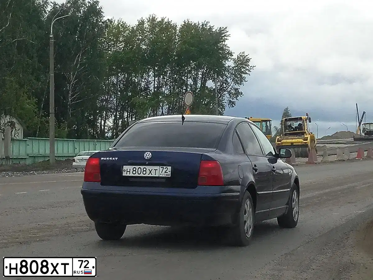 Фото автомобиля VOLKSWAGEN PASSAT, 2000 — госномер Н808ХТ72. Цвет: синий