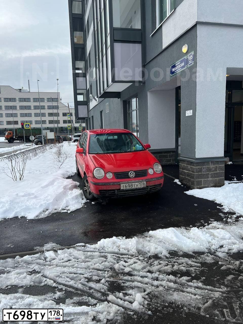 Фото автомобиля VOLKSWAGEN POLO, 2002 — госномер Е513ЕР178. Цвет: КРАСНЫЙ