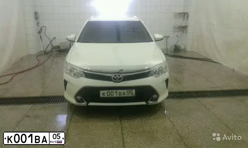 Фото автомобиля TOYOTA CAMRY, 2015 — госномер К001ВА05. Цвет: БЕЛЫЙ ПЕРЛАМУТР