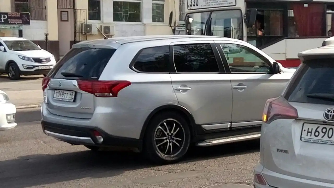 Фото автомобиля MITSUBISHI OUTLANDER, 2016 — госномер Т049ТТ48. Цвет: ЦВ СХ А26 ПО ГОСТ Р 50574-2019